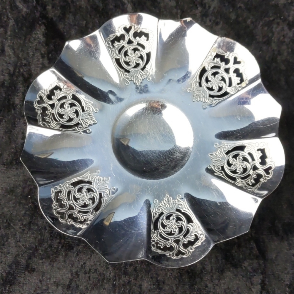 Ornate silver toned decorative pedestal
